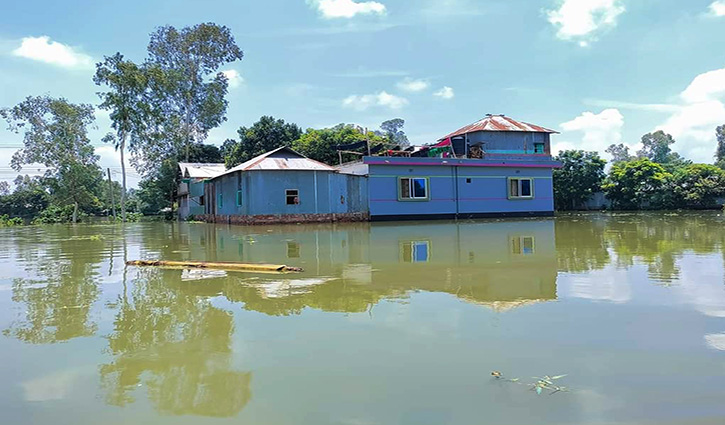 সিরাজগঞ্জে কমছে যমুনার পানি, কমেনি দুর্ভোগ