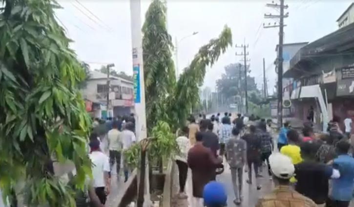 সিলেটে গণমিছিলে পুলিশের সাউন্ড গ্রেনেড-টিয়ারশেল, সাংবাদিক গুলিবিদ্ধ