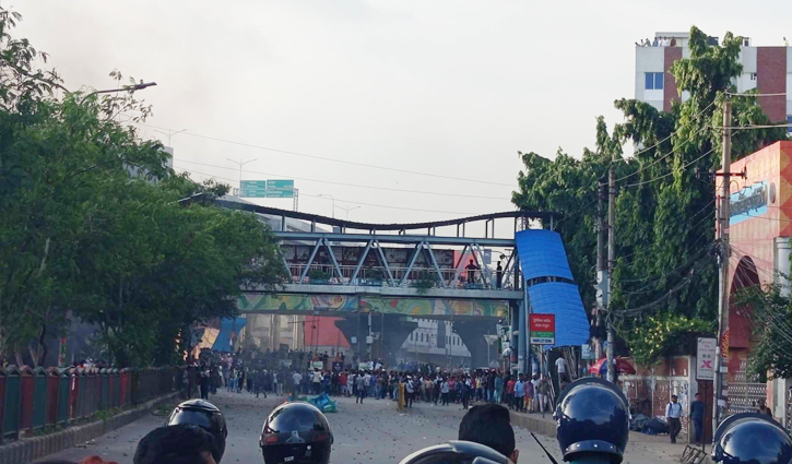 মহাখালীতে আন্দোলনকারীদের সঙ্গে শ্রমিক লীগ ও পুলিশের সংঘর্ষ