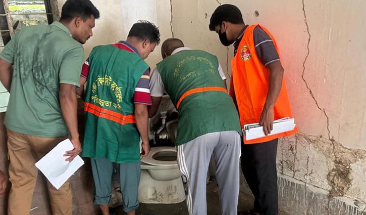 ডেঙ্গু প্রতিরোধে ডিএসসিসির অভিযান, ৮ স্থাপনাকে জরিমানা ডেঙ্গু প্রতিরোধে ডিএসসিসির অভিযান, ৮ স্থাপনাকে জরিমানা