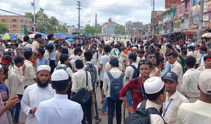 শিক্ষার্থীদের বিক্ষোভে অচল বরিশাল শহর 