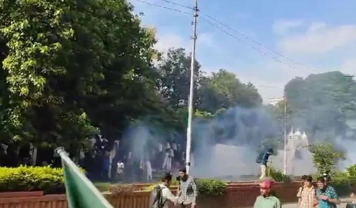 পুলিশের সাউন্ড গ্রেনেড-টিয়ার শেলে ছত্রভঙ্গ শিক্ষার্থীদের কফিন মিছিল পুলিশের সাউন্ড গ্রেনেড-টিয়ার শেলে ছত্রভঙ্গ শিক্ষার্থীদের কফিন মিছিল