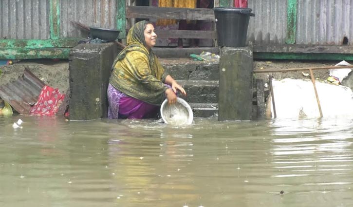 ভারী বৃষ্টিতে জলাবদ্ধতা, দুর্ভোগে মানুষ