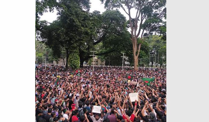 মিছিল নিয়ে শহীদ মিনারে যাচ্ছেন শিক্ষার্থীরা 