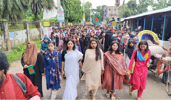 কুবি শিক্ষার্থীদের বিক্ষোভ, প্রক্টরের পদত্যাগ দাবি