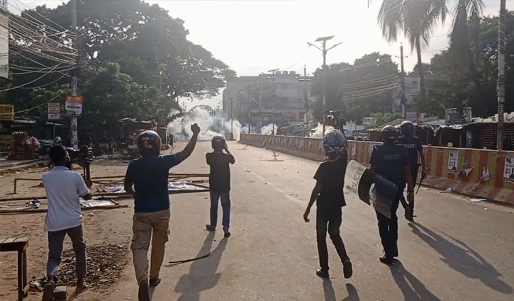 ঝিনাইদহে শিক্ষার্থীদের সঙ্গে পুলিশের সংঘর্ষ, আহত ৩০ ঝিনাইদহে শিক্ষার্থীদের সঙ্গে পুলিশের সংঘর্ষ, আহত ৩০
