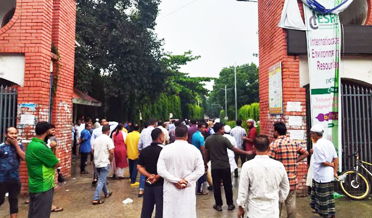 মাভাবিপ্রবি’র গেট ভেঙে শিক্ষার্থীদের ক্যাম্পাসে প্রবেশ, হল খোলার দাবি