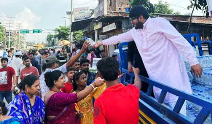 রথযাত্রায় ভক্তদের মাঝে ধামরাই যুবলীগের পানি বিতরণ