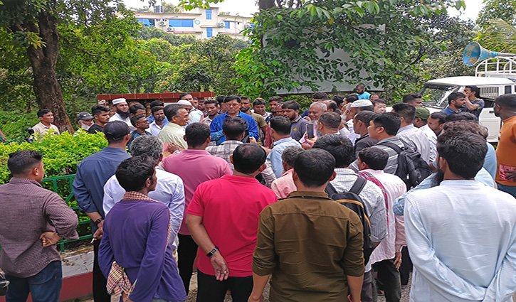 বান্দরবান জেলা পরিষদ চেয়ারম্যানের পদত্যাগের দাবিতে ধর্মঘট