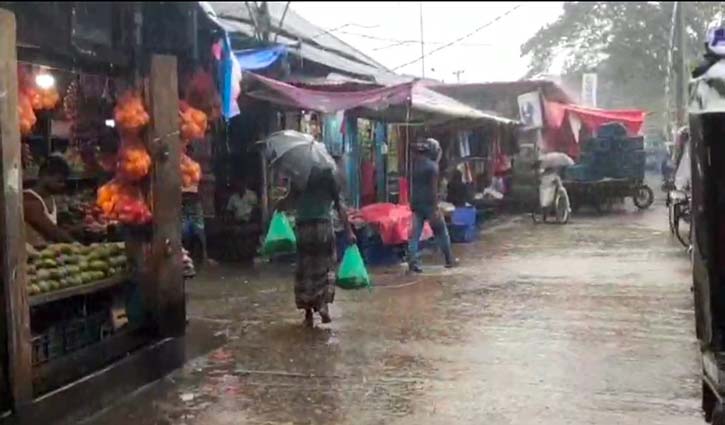 উপকূলে অনবরত বৃষ্টি, বন্দরে সতর্কতা বহাল