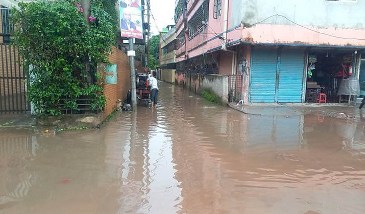 টানা বৃষ্টিতে চাঁদপুরে জলাবদ্ধতা, দুর্ভোগে মানুষ