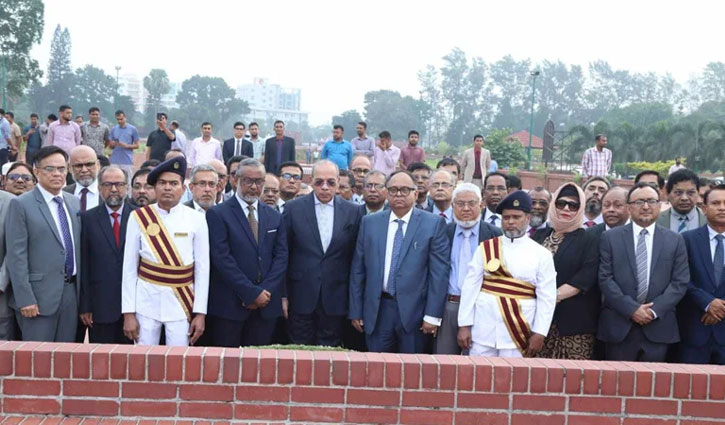 জাতীয় স্মৃতিসৌধে ও শহীদ মিনারে প্রধান বিচারপতির শ্রদ্ধা 