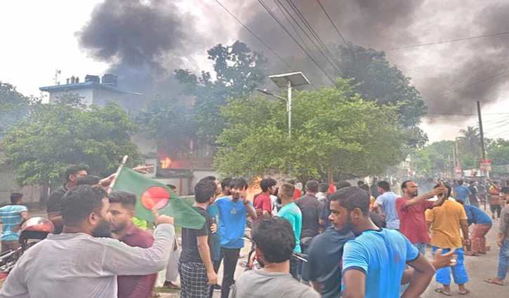 চুয়াডাঙ্গায় যুবলীগ নেতার বাড়িতে আগুন, নিহত ৪