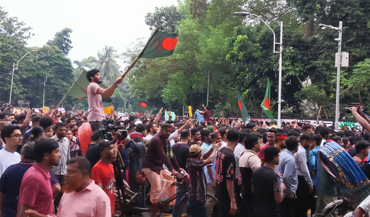 রাজপথে জনস্রোত, শাহবাগ আন্দোলনকারীদের দখলে 