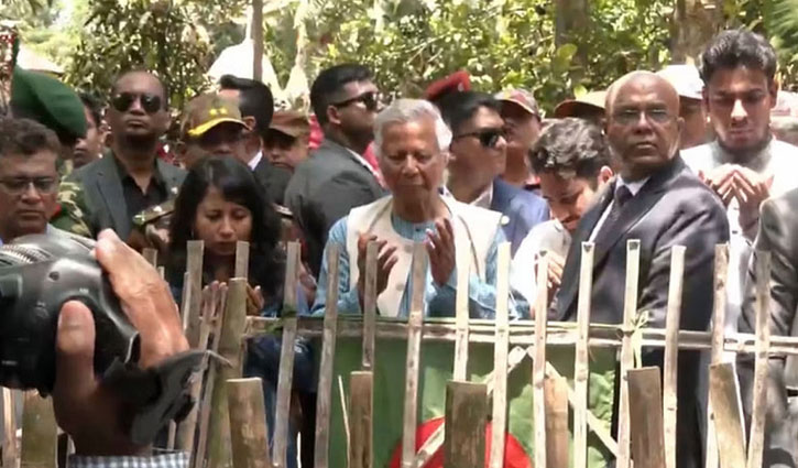 Dr Yunus offers prayer at Abu Sayeed’s grave