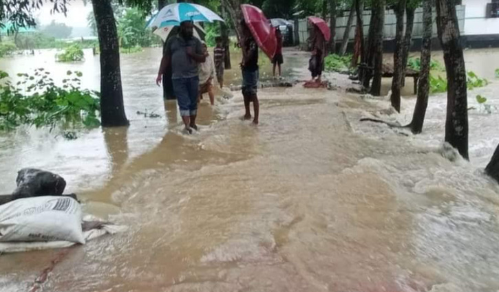 ফেনীতে তিন নদীর বাঁধ ভেঙে ১২ গ্রাম প্লাবিত 