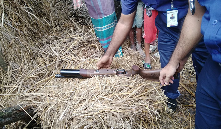 পটুয়াখালীতে গোয়াল ঘর থেকে আগ্নেয়াস্ত্র উদ্ধার