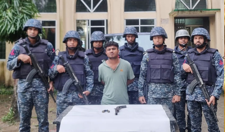 মহেশখালীতে অস্ত্র-গুলিসহ যুবক আটক
