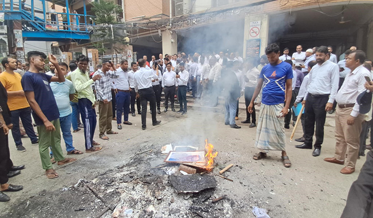 ঢাকা আইনজীবী সমিতির সভাপতি-সম্পাদকের কার্যালয় ভাঙচুর