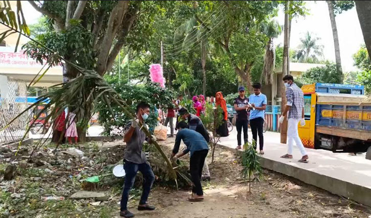 ঝিনাইদহ হাসপাতালে শৃঙ্খলা ও পরিচ্ছন্নতা অভিযানে শিক্ষার্থীরা