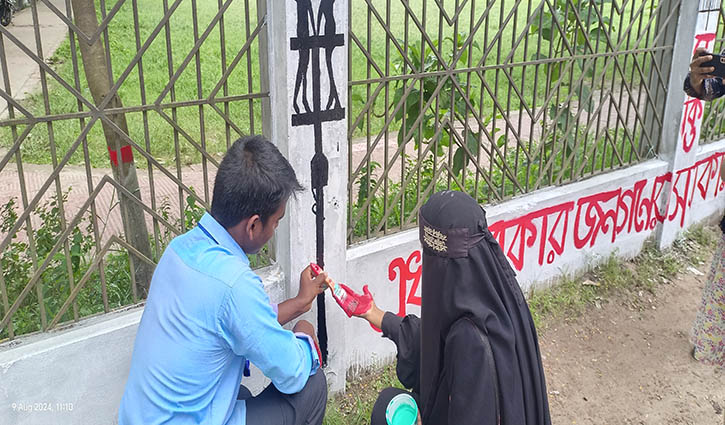 মানিকগঞ্জে শিক্ষার্থীদের রং-তুলির আঁচড়ে সাজছে দেয়াল 