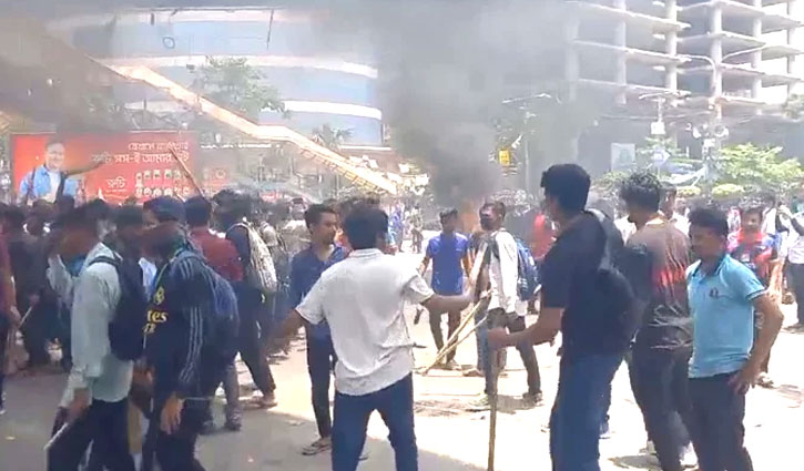 মিরপুর-১০ নম্বরে শিক্ষার্থীদের অবস্থান, পাল্টাপাল্টি ধাওয়া মিরপুর-১০ নম্বরে শিক্ষার্থীদের অবস্থান, পাল্টাপাল্টি ধাওয়া