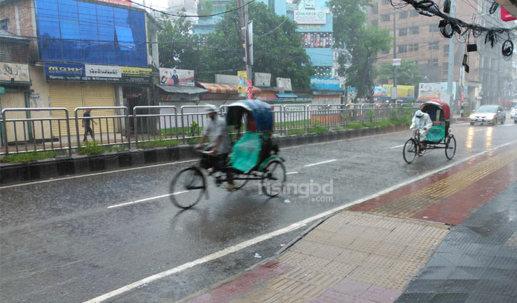 রাজধানীতে ঝুম বৃষ্টি, বিপাকে পরীক্ষার্থীরা