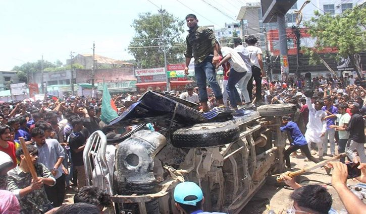 নারায়ণগঞ্জে শিক্ষার্থীদের সঙ্গে পুলিশের সংঘর্ষ চলছে