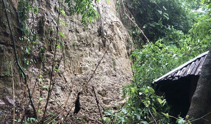 কক্সবাজারে পাহাড় ধসে শিশুসহ ২ জনের মৃত্যু 