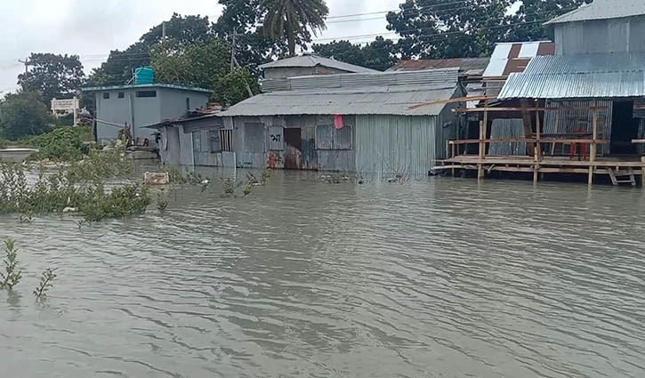 উপকূলে আজও ঝরছে বৃষ্টি, বন্দরে সতর্কতা বহাল