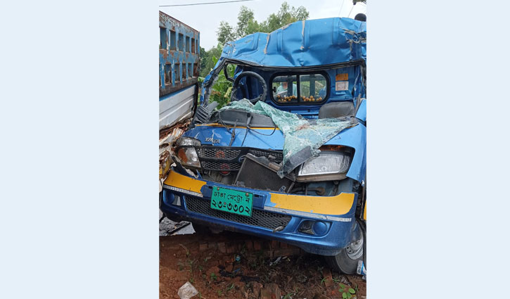 পিকআপভ্যানে অজ্ঞাত গাড়ির ধাক্কা, নিহত ২