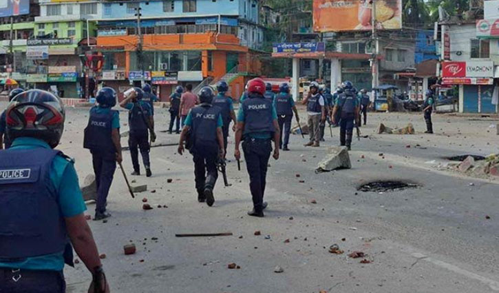 বরিশালে পুলিশ-শিক্ষার্থী সংঘর্ষে আহত ৩০