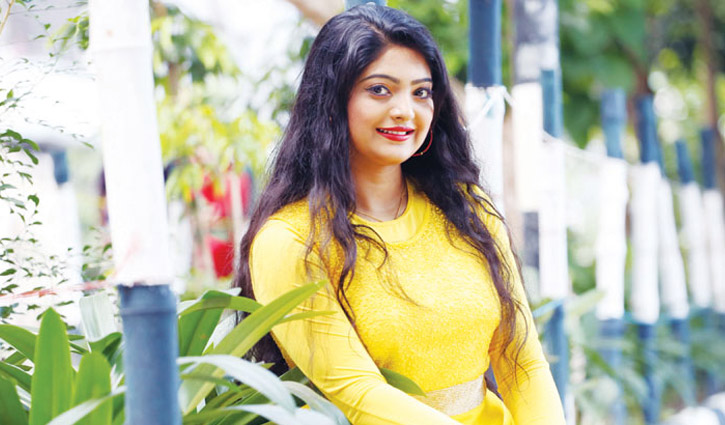 তিন গান নিয়ে ফিরলেন সালমা