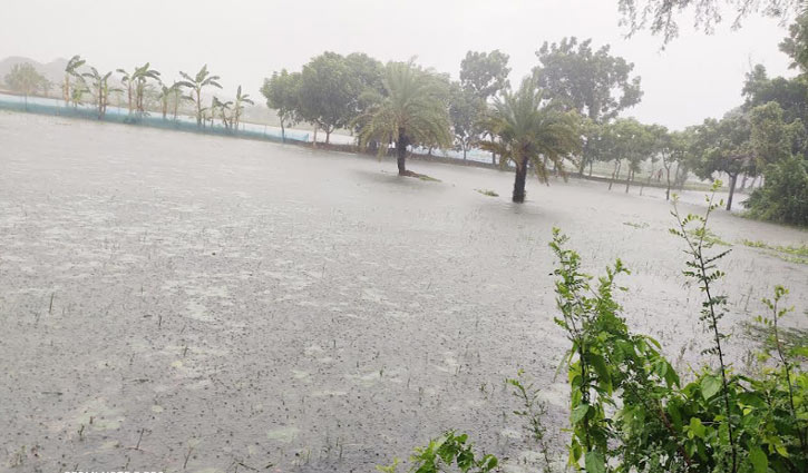 ভেসে গেছে হাজার বিঘা মাছের ঘের ও ফসলি জমি