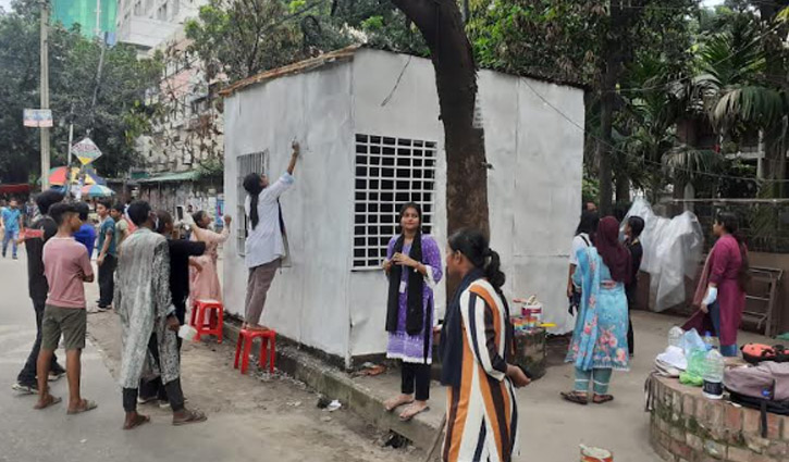 রং-তুলিতে পুলিশ বক্স সাজাচ্ছেন শিক্ষার্থীরা, রাঙাচ্ছেন নগরী