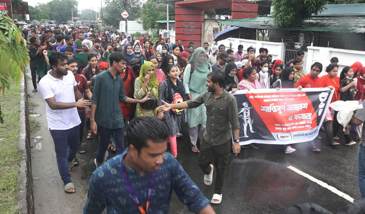 বেরোবিতে ৯ দফা দাবিতে শিক্ষার্থীদের বিক্ষোভ