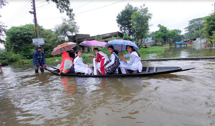 সড়কে পানি: দুর্ভোগের মধ্যেই পরীক্ষায় অংশ নিলেন শিক্ষার্থীরা