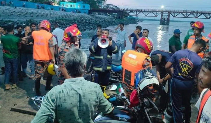 চট্টগ্রামে নৌকায় ফেরির ধাক্কায় নিখোঁজ ২ 