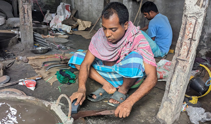 ব্যস্ততা বাড়েনি কামারদের, জমেনি ছুরি-চাপাতি বিক্রি