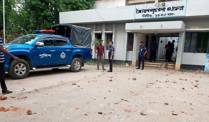 আ.লীগ কর্মীকে গ্রেপ্তারের প্রতিবাদে থানায় হামলা, আহত ৩০