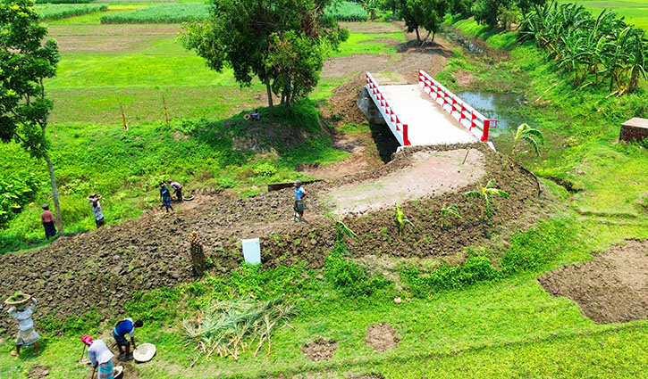 সেই ব্রিজের দুই পাশে রাস্তা নির্মাণের কাজ শুরু