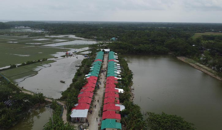 ‘সুখের কান্নায়’ হৃদয়বিদারক কষ্টের উপাখ্যান  