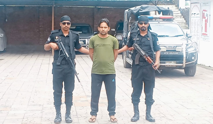 রোহিঙ্গা ক্যাম্প থেকে অস্ত্রসহ আরসা কমান্ডার গ্রেপ্তার রোহিঙ্গা ক্যাম্প থেকে অস্ত্রসহ আরসা কমান্ডার গ্রেপ্তার