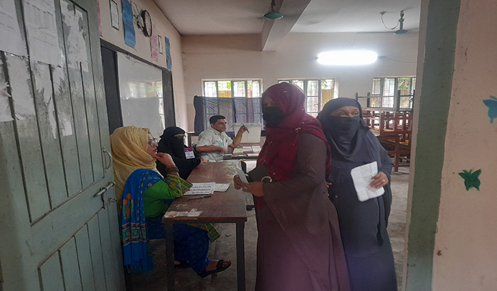 স্লিপ না থাকায় ভোট না দিয়েই ফিরলেন সাজেদা-সোমা