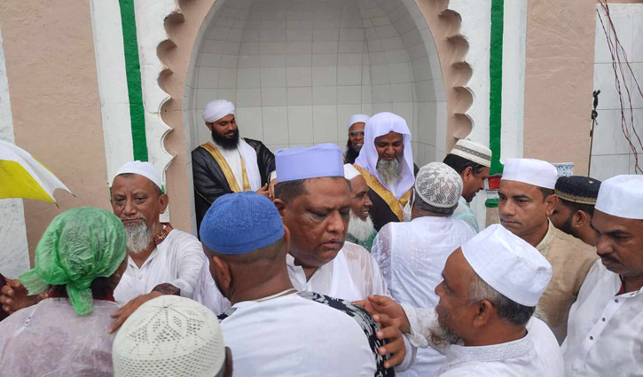 সিলেটে বৃষ্টি উপেক্ষা করে ঈদের নামাজ আদায় সিলেটে বৃষ্টি উপেক্ষা করে ঈদের নামাজ আদায়