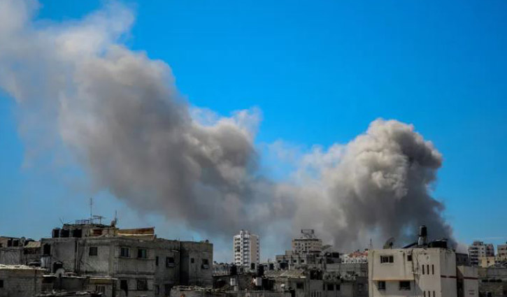 গাজার হাসপাতালে বুলডোজার ও স্মোক বোমা দিয়ে হামলা