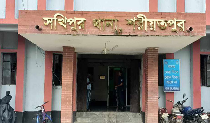 সাপ আতঙ্কে পুলিশ, সাপুড়ে ডাকলেন ওসি 