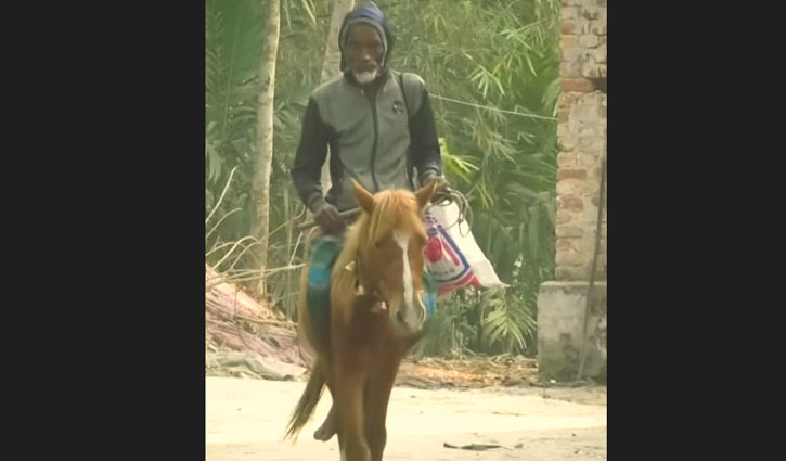 গরু বিক্রির টাকায় কেনা ঘোড়ায় চড়ে ভিক্ষা করেন জালু মিয়া