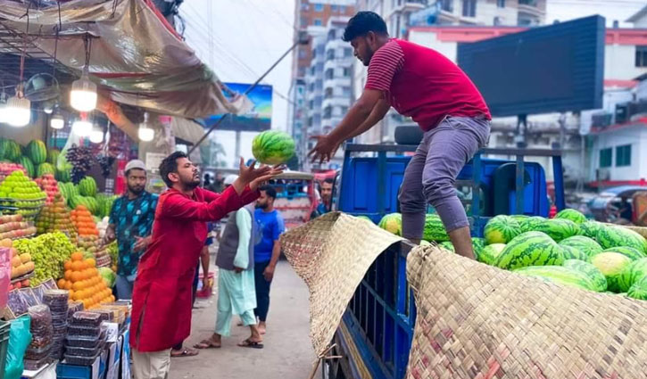 কুমিল্লার বাজারে চোখ রাঙাচ্ছে তরমুজ