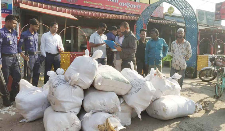 বাগেরহাটে ১৭ মণ নিষিদ্ধ পলিথিন জব্দ